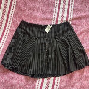 NWT Hot Topic Womens Silver Snaps D-Ring Pinstripe Wide Yoke Pleated Skirt XL